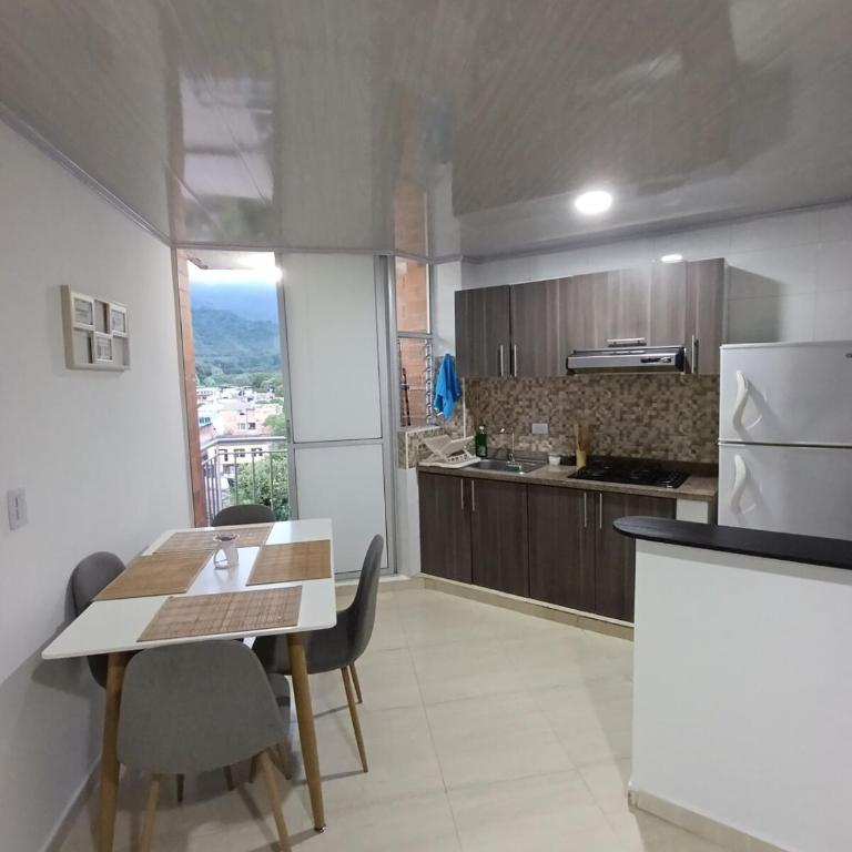 Oasis Moderno Apartamento Cómodo y Acogedor - Three-Bedroom Apartment - 2