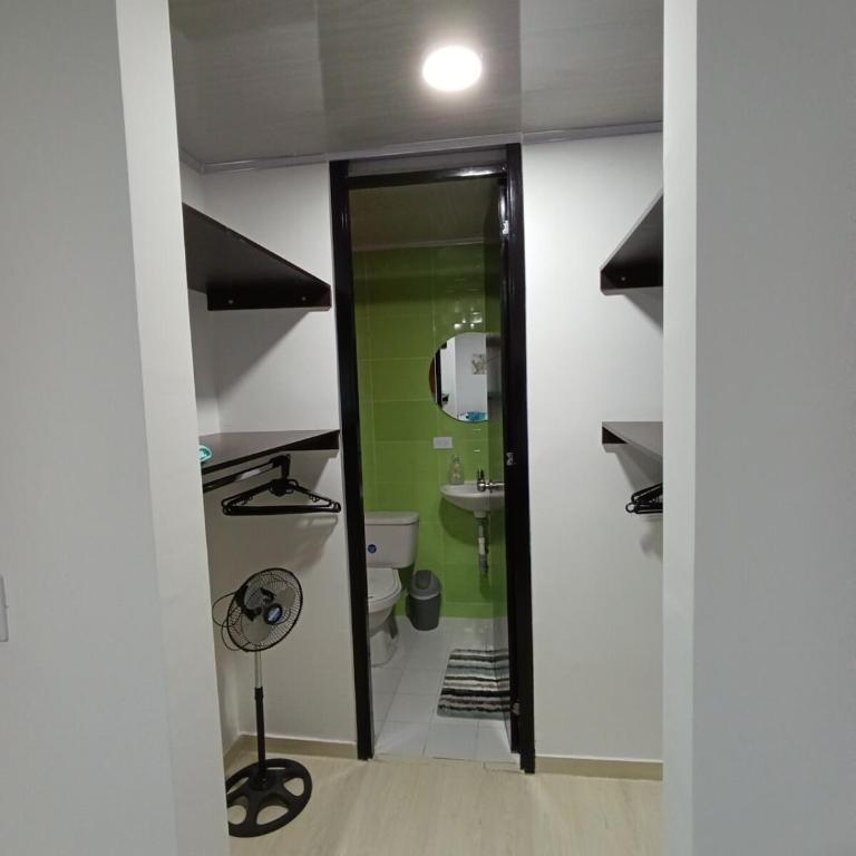 Oasis Moderno Apartamento Cómodo y Acogedor - Three-Bedroom Apartment - 8