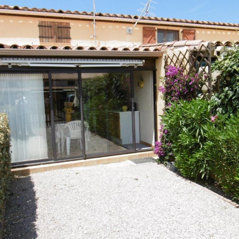 Charmante villa T2 mezzanine avec cour, jardin, véranda, barbecue et parking privé, proche plage et commerces - FR-1-797-2 - Villa - 10