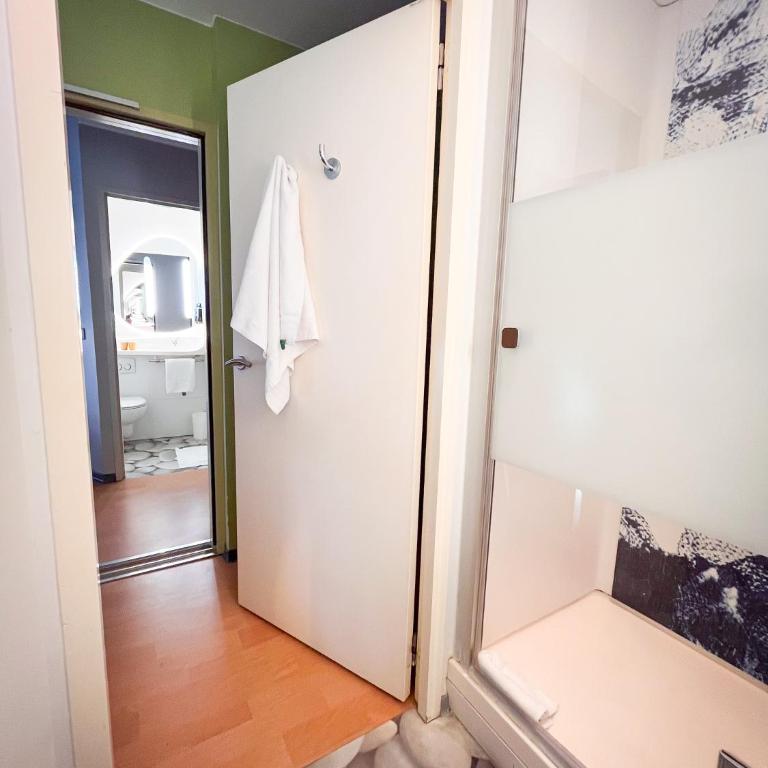 Ibis Budget Lille Gares Vieux-Lille - Suite Familiale Standard avec 2 Chambres Communicantes - 8