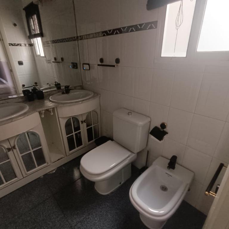 Apartamento artístico en el centro - Three-Bedroom Apartment - 14