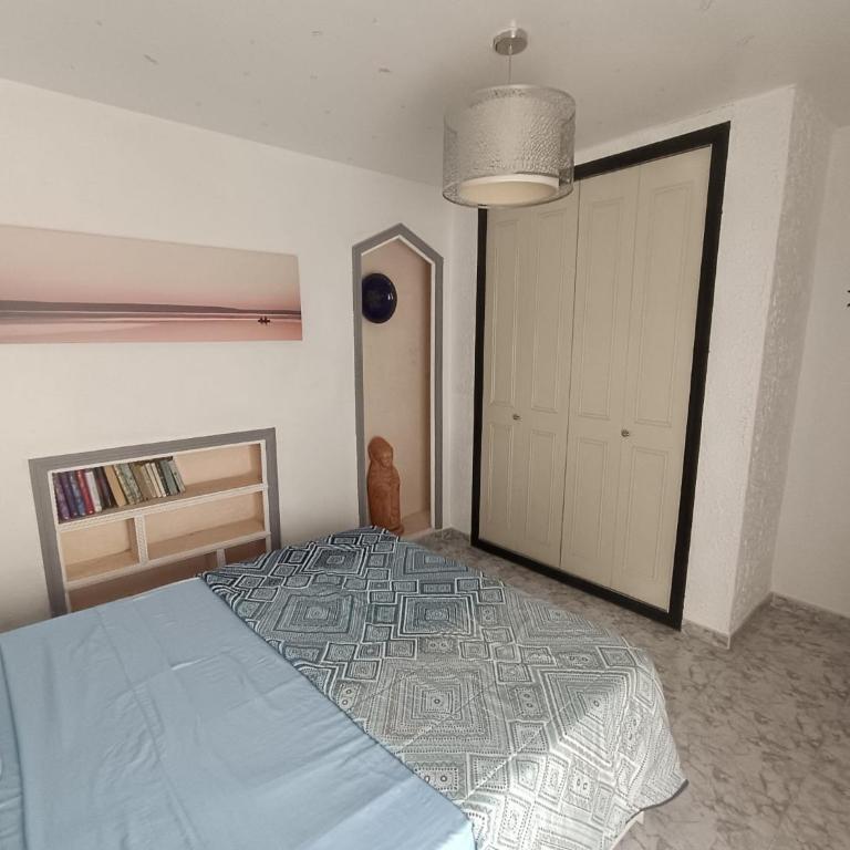 Apartamento artístico en el centro - Three-Bedroom Apartment - 13