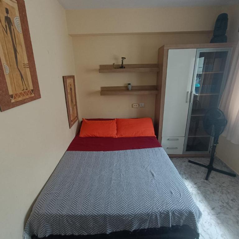 Apartamento artístico en el centro - Three-Bedroom Apartment - 11