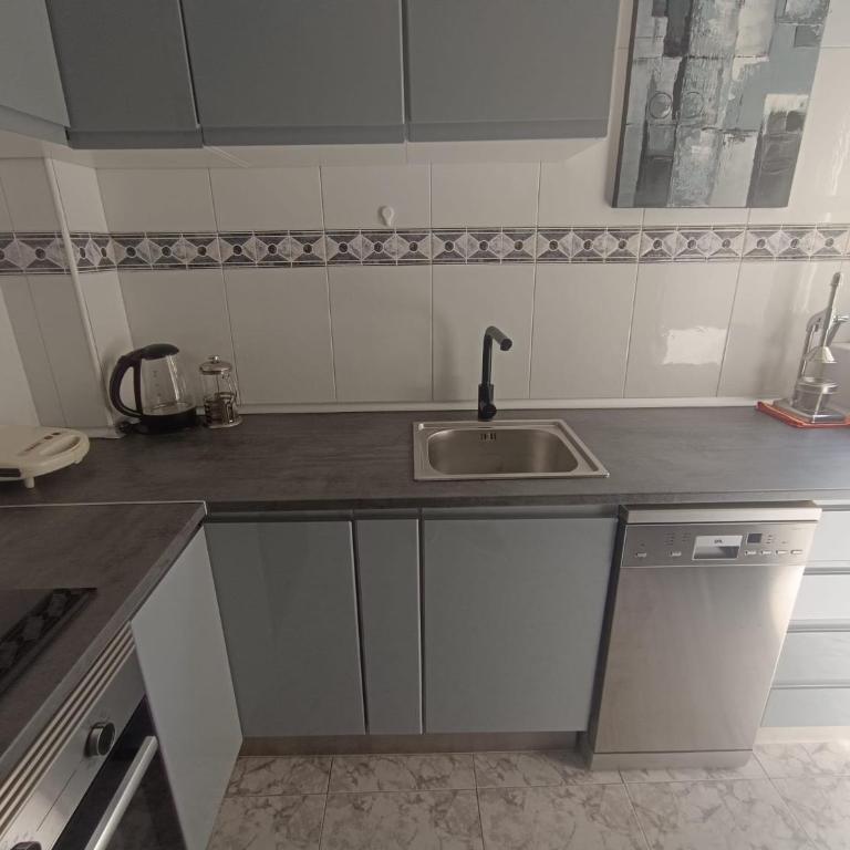 Apartamento artístico en el centro - Three-Bedroom Apartment - 8