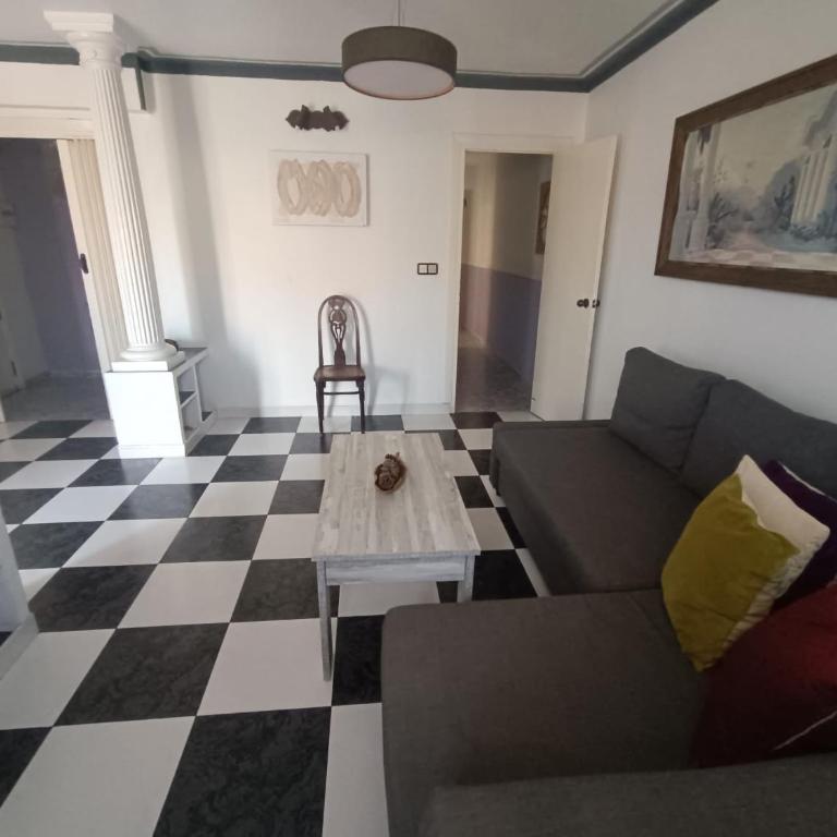 Apartamento artístico en el centro - Three-Bedroom Apartment - 4