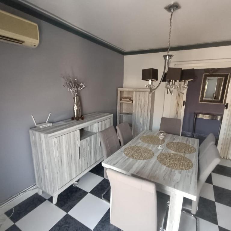Apartamento artístico en el centro - Three-Bedroom Apartment - 6