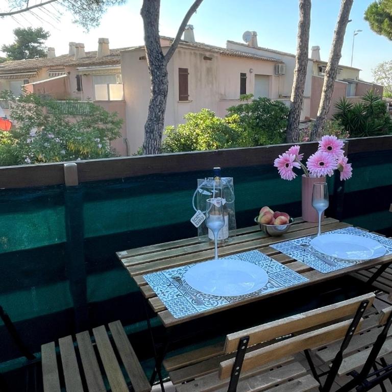 Appartement à 100m du village naturiste,tout équipé, climatisé,place parking - One-Bedroom Apartment - 1