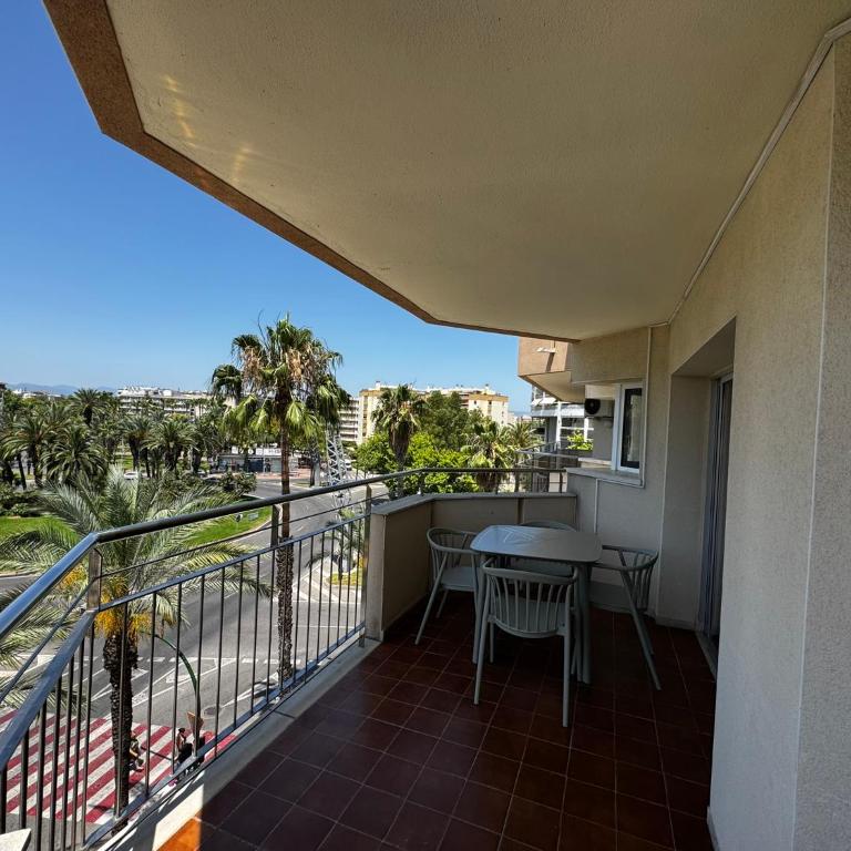 M10 Salou apartaments - Two-Bedroom Apartment with City View - 1