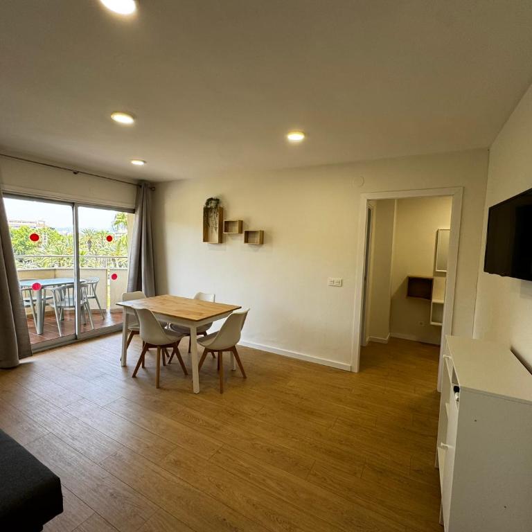 M10 Salou apartaments - Two-Bedroom Apartment with City View - 9