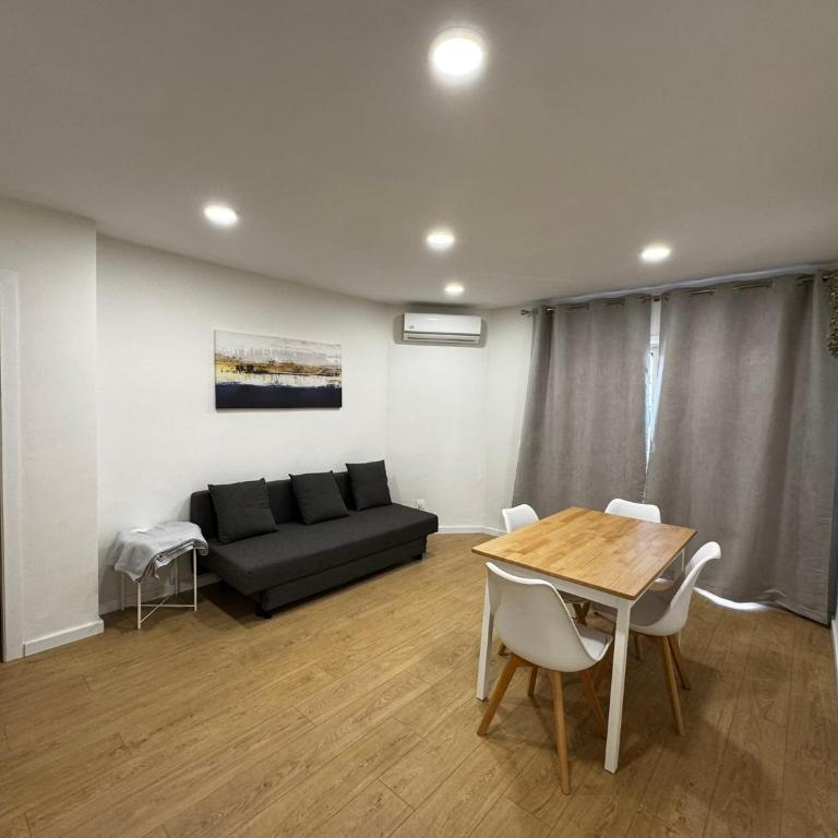 M10 Salou apartaments - Two-Bedroom Apartment with City View - 11