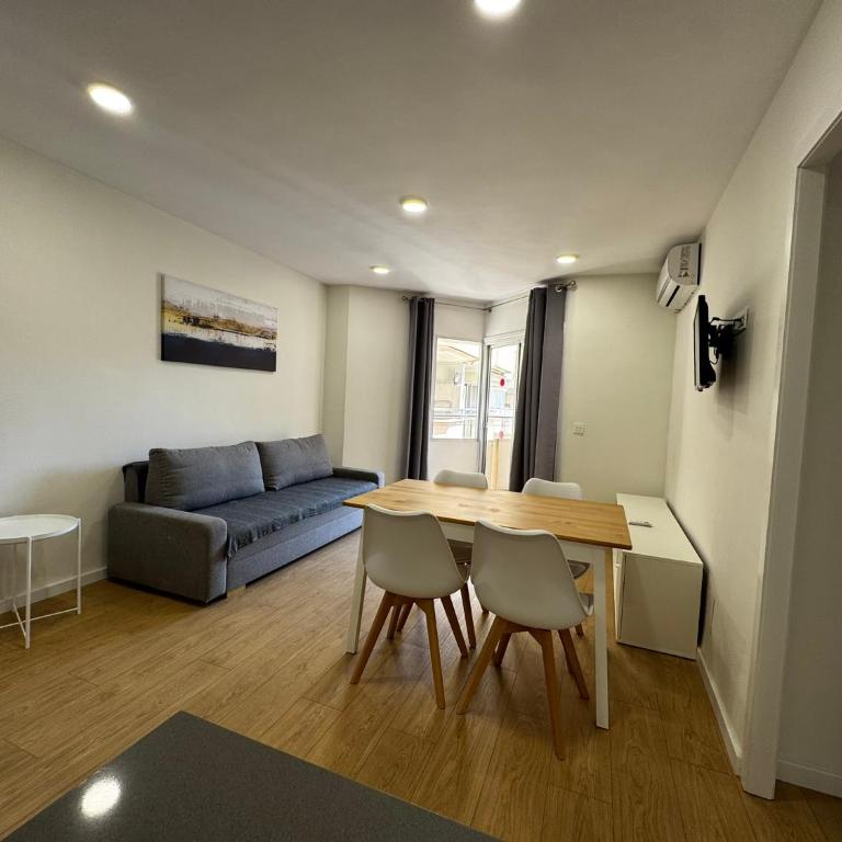 M10 Salou apartaments - Two-Bedroom Apartment with Pool View - 18