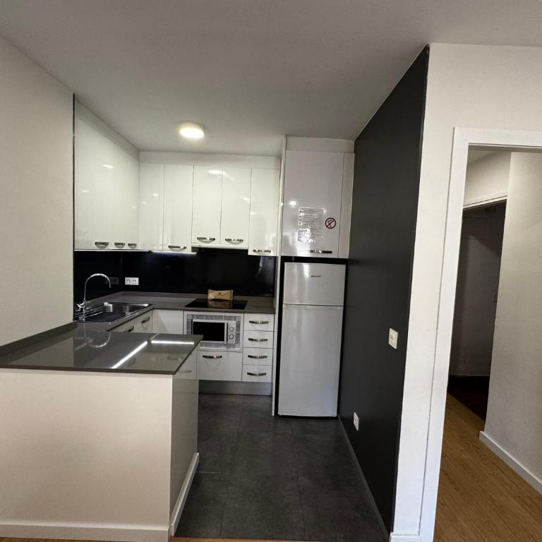 M10 Salou apartaments - Two-Bedroom Apartment with Pool View - 17