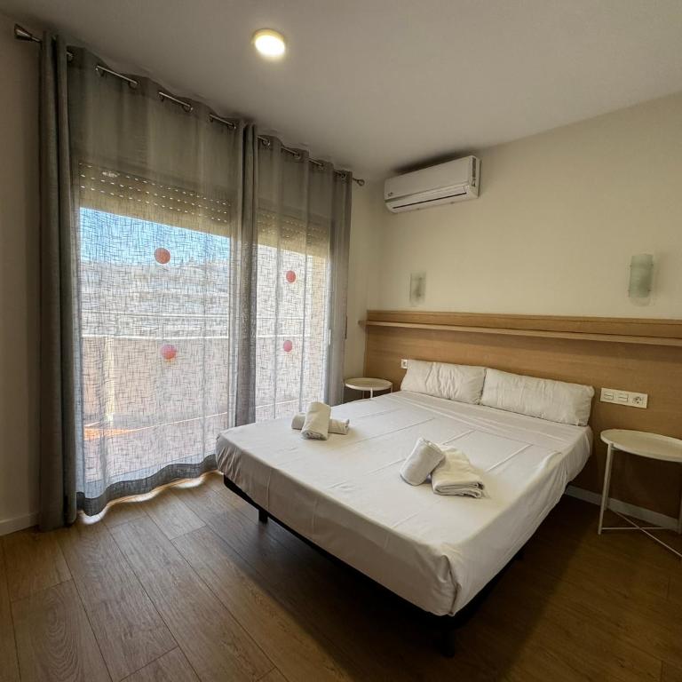 M10 Salou apartaments - Two-Bedroom Apartment with Pool View - 16
