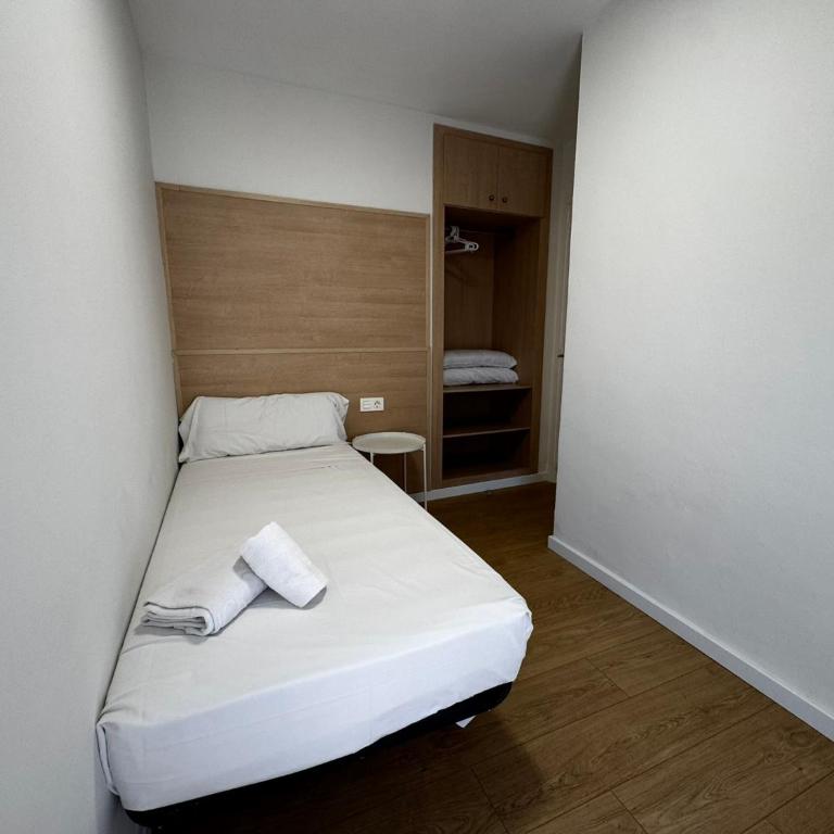 M10 Salou apartaments - Two-Bedroom Apartment with Pool View - 11