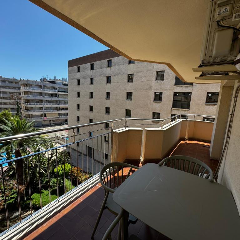 M10 Salou apartaments - Two-Bedroom Apartment with Pool View - 9