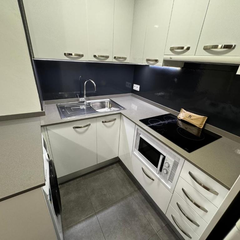 M10 Salou apartaments - Two-Bedroom Apartment with Pool View - 8
