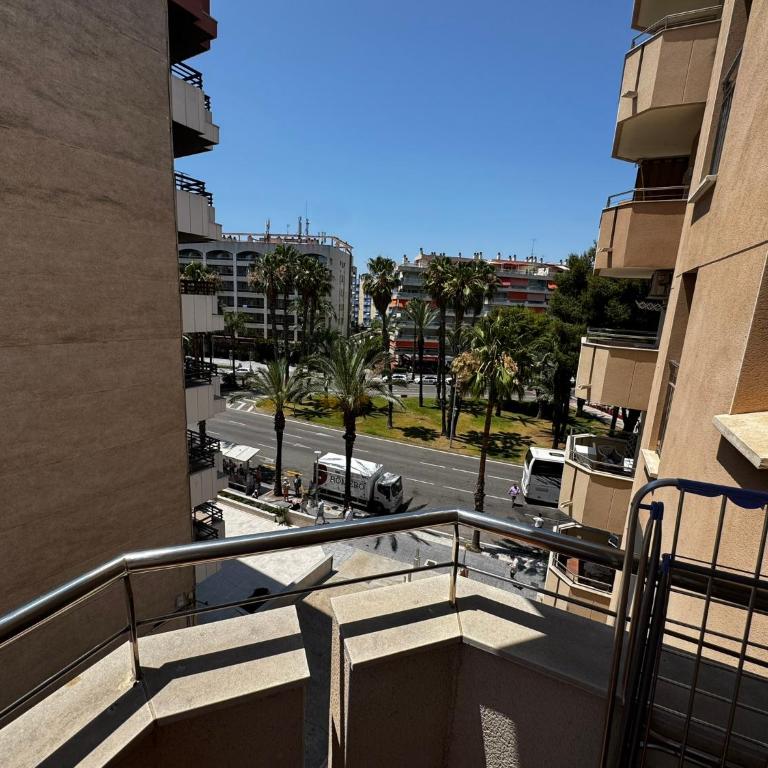 M10 Salou apartaments - Two-Bedroom Apartment with Pool View - 7