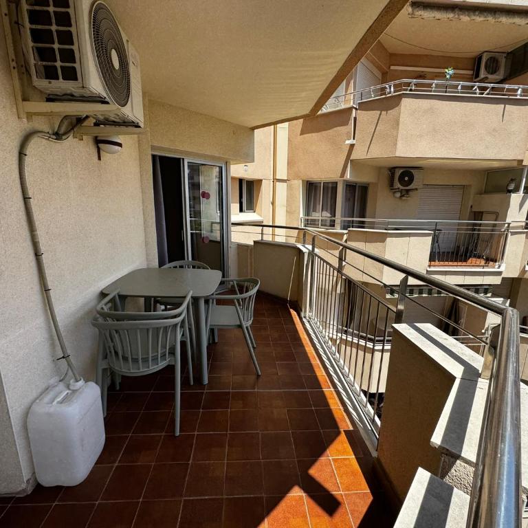 M10 Salou apartaments - Two-Bedroom Apartment with Pool View - 6