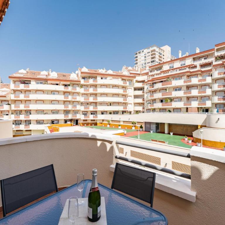 MalagaSuite Benalmadena Next to the Beach - One-Bedroom Apartment with Pool View - 2