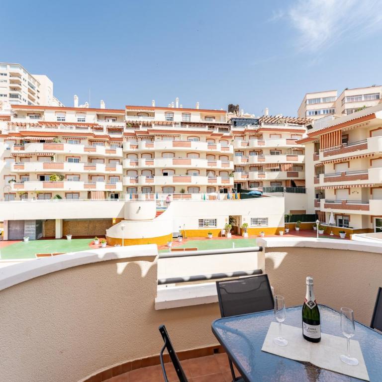 MalagaSuite Benalmadena Next to the Beach - One-Bedroom Apartment with Pool View - 18