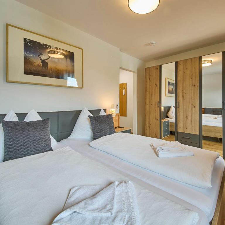 Platzhirsch Rooms - B&B - SELF CHECK-IN - Comfort Dreibettzimmer - 1