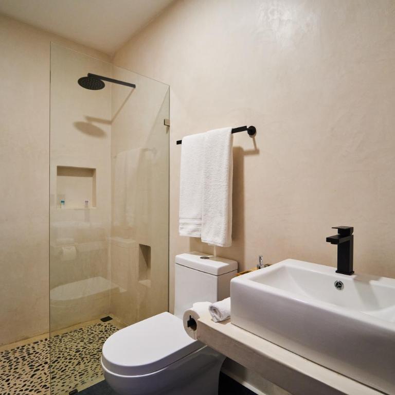 Casa Baay - Private 17 Bedroom House, 34 Pax, Rooftop and Pool + Concierge - Casa - 34
