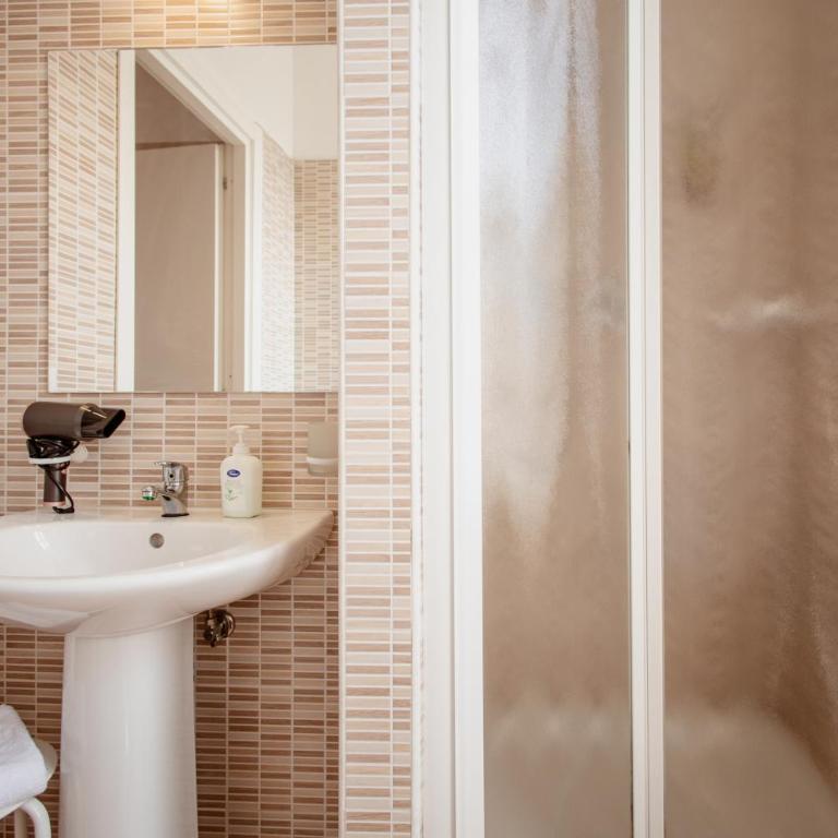 B&B Toscana - Double or Twin Room with Extra Bed - 11