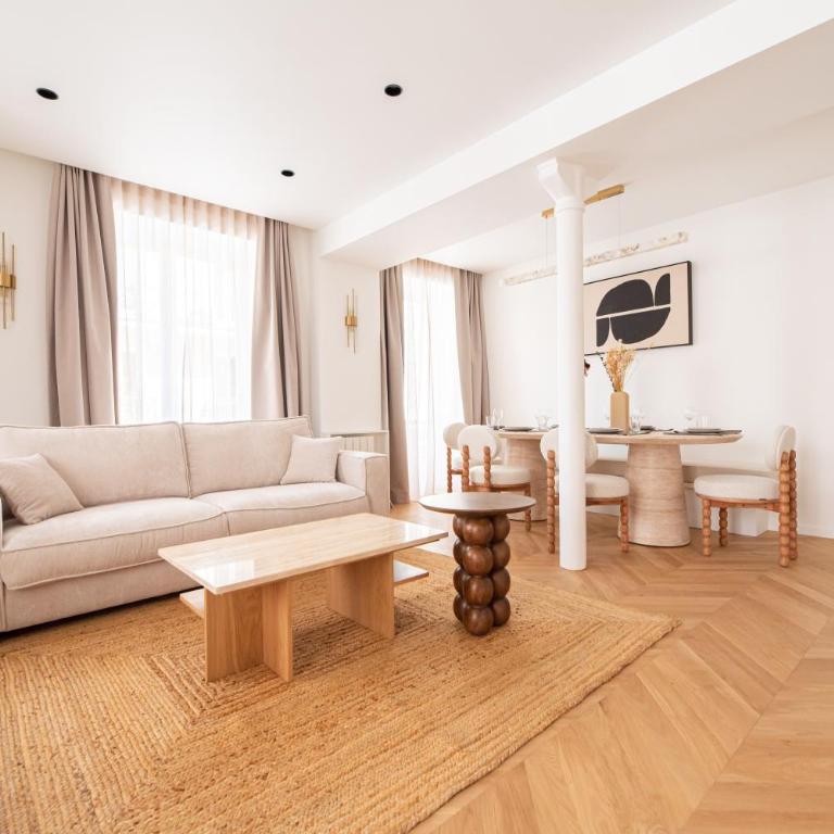 Stylish Flat in Paris' Center - Three-Bedroom Deluxe Apartment - 1