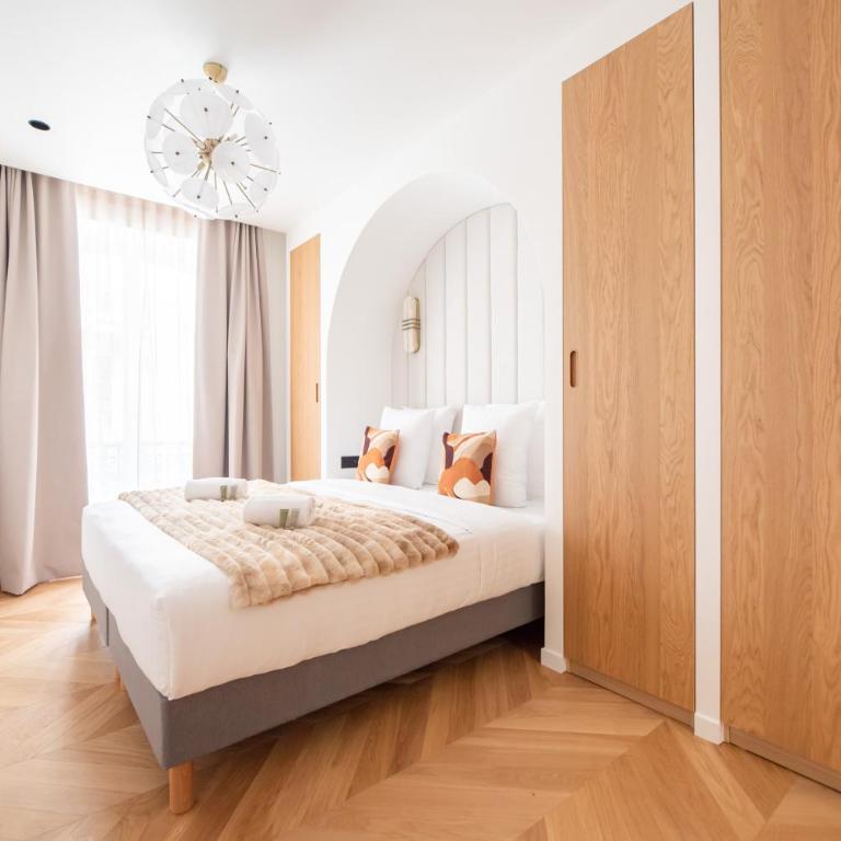 Stylish Flat in Paris' Center - Three-Bedroom Deluxe Apartment - 4