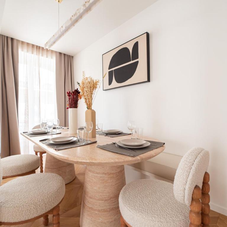 Stylish Flat in Paris' Center - Three-Bedroom Deluxe Apartment - 8