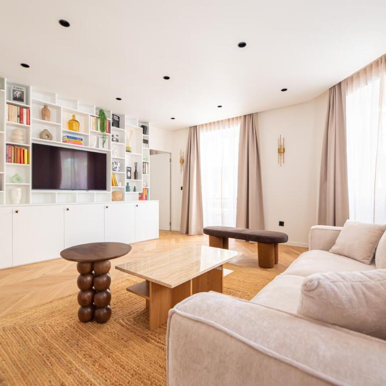 Stylish Flat in Paris' Center - Three-Bedroom Deluxe Apartment - 3