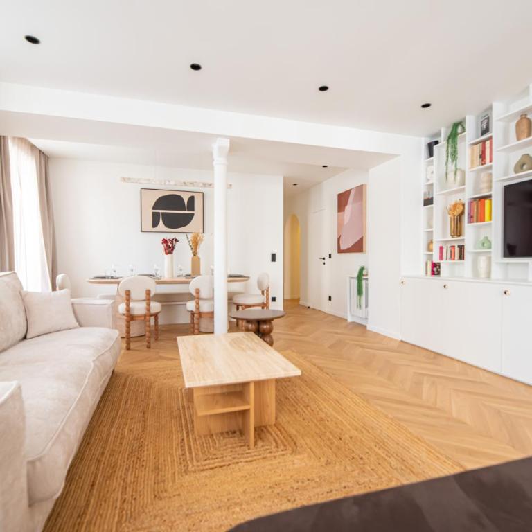Stylish Flat in Paris' Center - Three-Bedroom Deluxe Apartment - 14