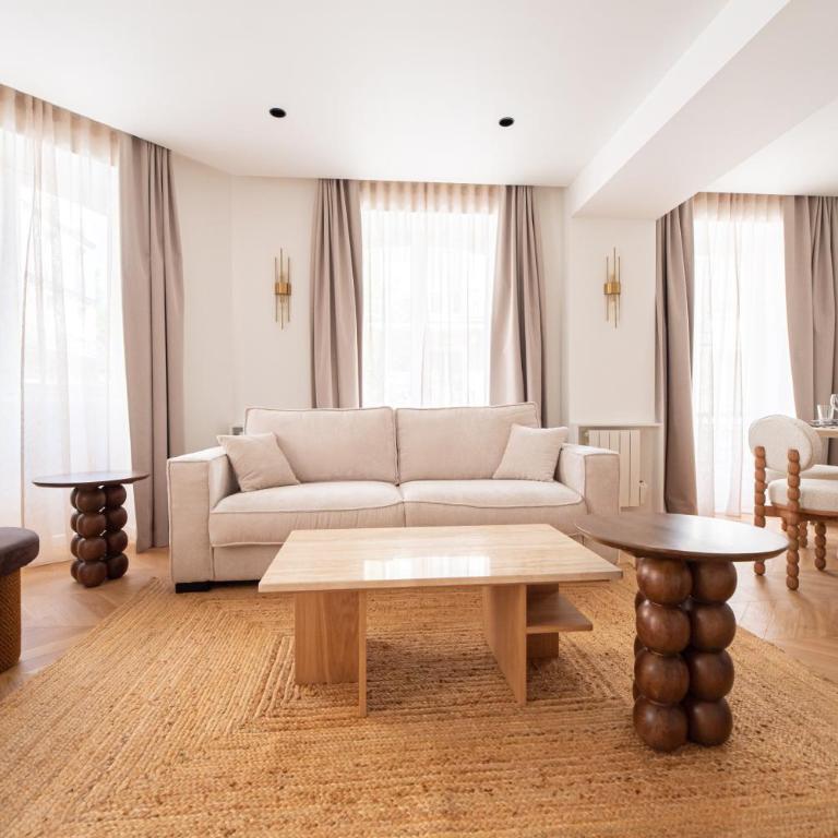 Stylish Flat in Paris' Center - Three-Bedroom Deluxe Apartment - 12