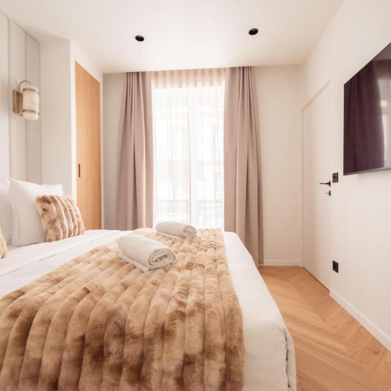 Stylish Flat in Paris' Center - Three-Bedroom Deluxe Apartment - 15