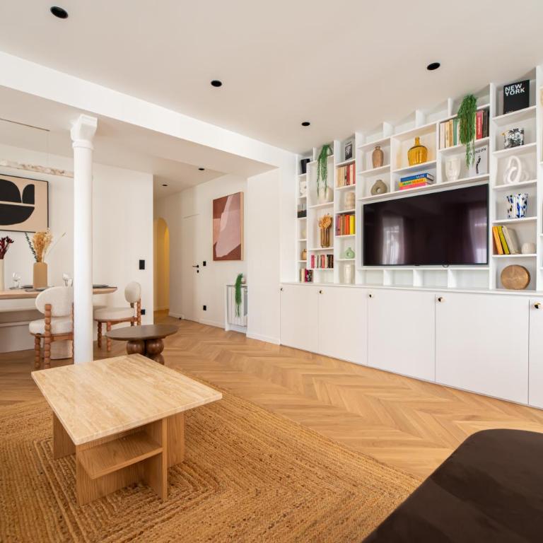 Stylish Flat in Paris' Center - Three-Bedroom Deluxe Apartment - 16