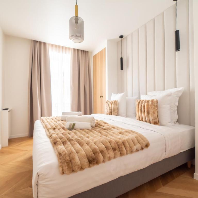 Stylish Flat in Paris' Center - Three-Bedroom Deluxe Apartment - 19