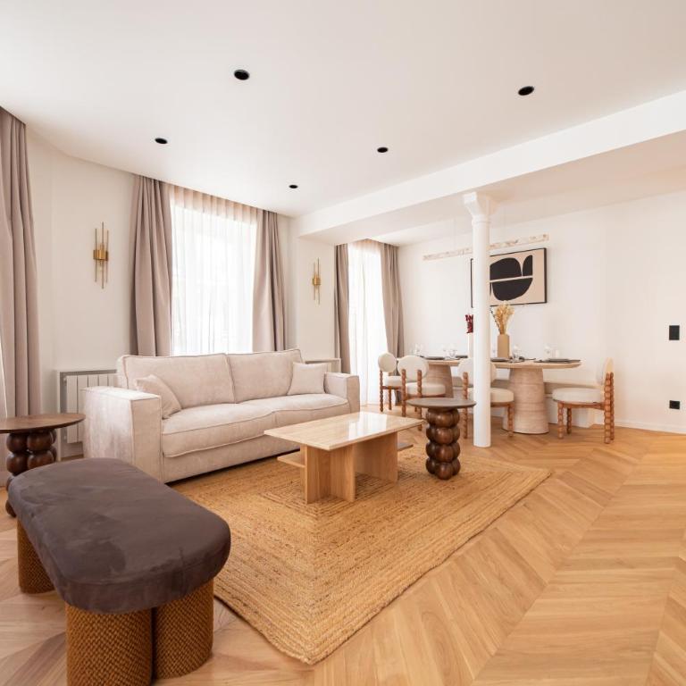 Stylish Flat in Paris' Center - Three-Bedroom Deluxe Apartment - 11
