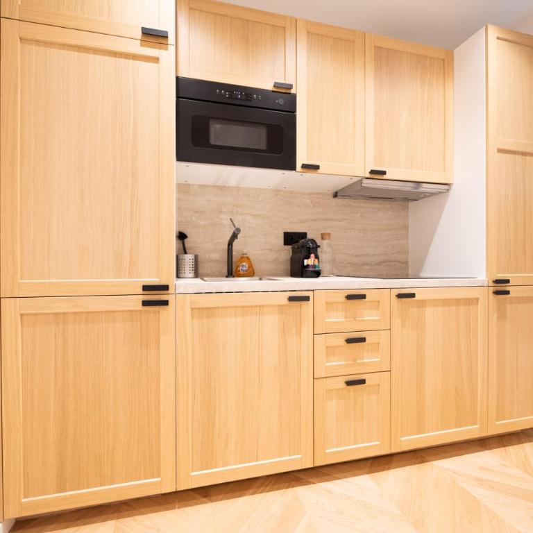Stylish Flat in Paris' Center - Three-Bedroom Deluxe Apartment - 20