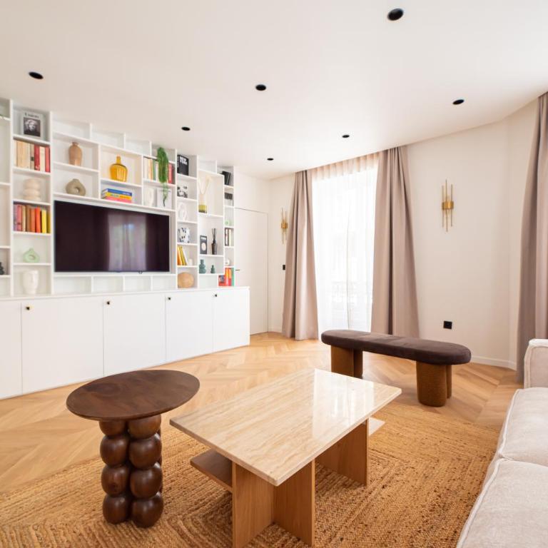 Stylish Flat in Paris' Center - Three-Bedroom Deluxe Apartment - 21
