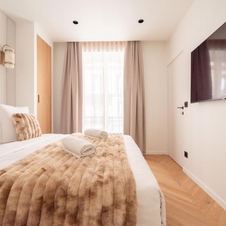 Stylish Flat in Paris' Center - Three-Bedroom Deluxe Apartment - 22