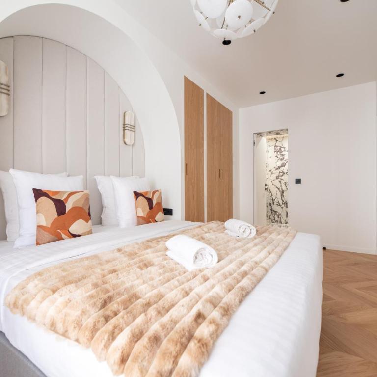Stylish Flat in Paris' Center - Three-Bedroom Deluxe Apartment - 5
