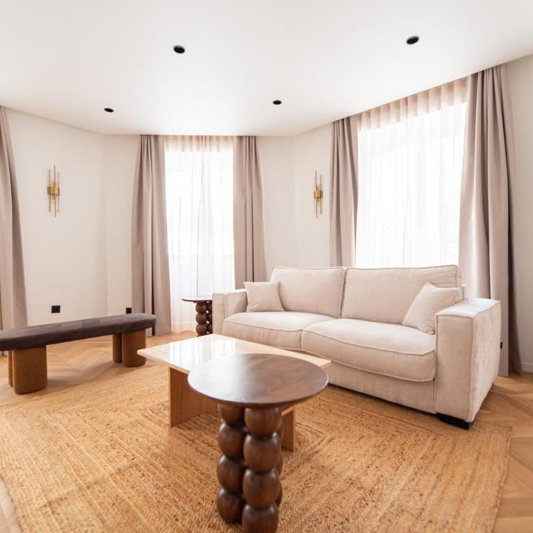Stylish Flat in Paris' Center - Three-Bedroom Deluxe Apartment - 2