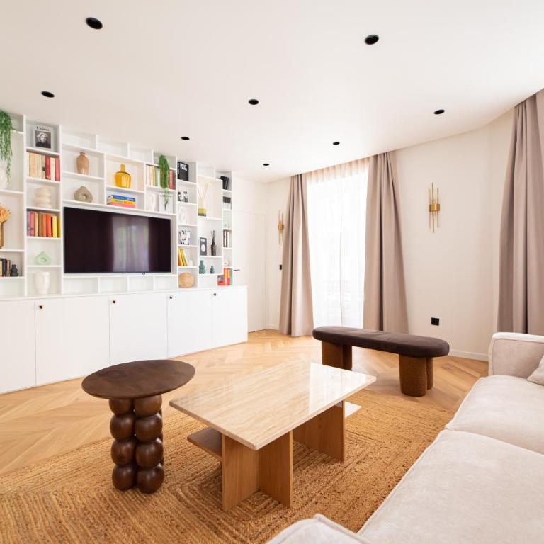 Stylish Flat in Paris' Center - Three-Bedroom Deluxe Apartment - 18