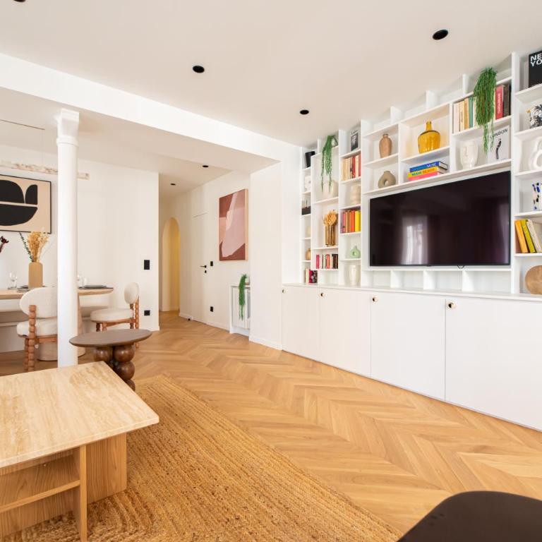Stylish Flat in Paris' Center - Three-Bedroom Deluxe Apartment - 23