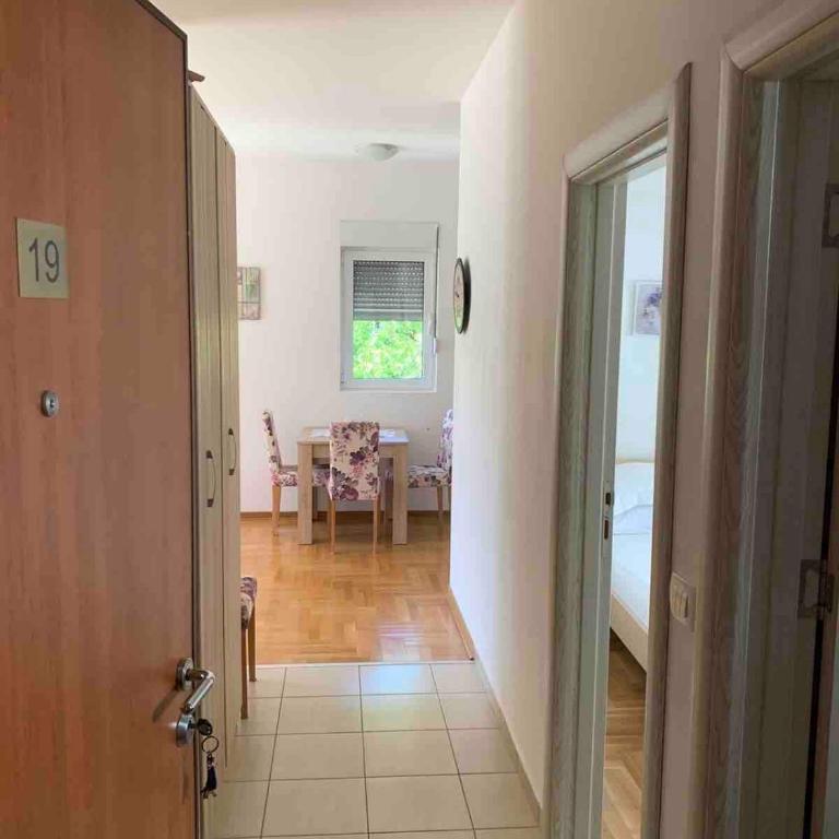 Cozy Apartment with Private Garage - Walk to City Center - Apartman sa 2 Spavaće Sobe - 12