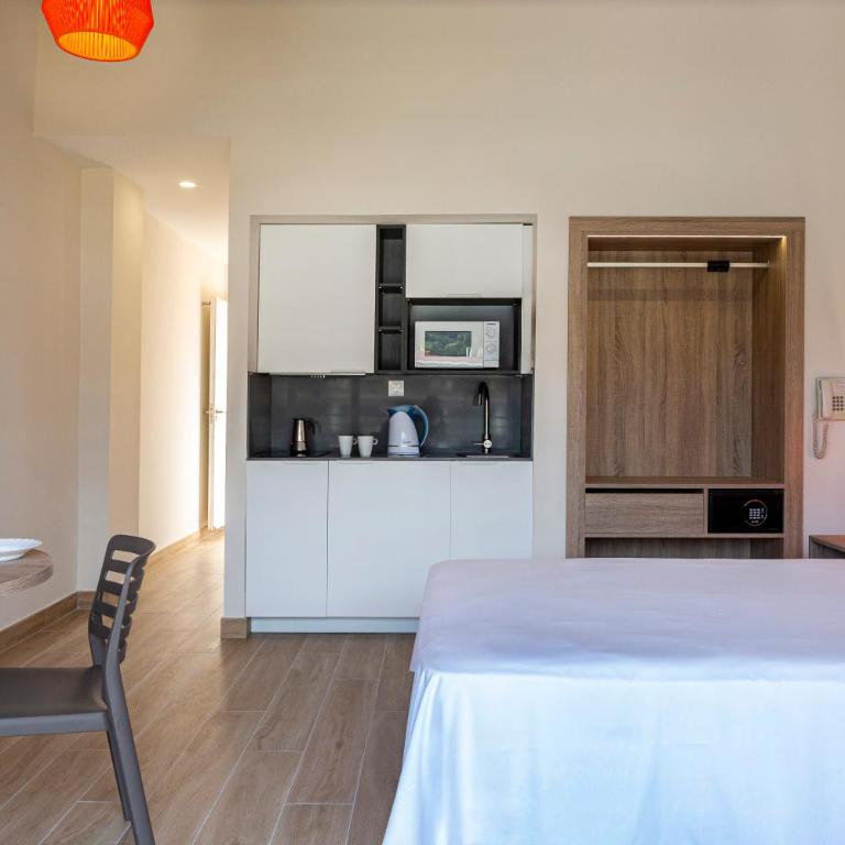 Medplaya Aparthotel Sant Eloi - Apartamento con balcón y vistas a la piscina (3 adultos) - 4