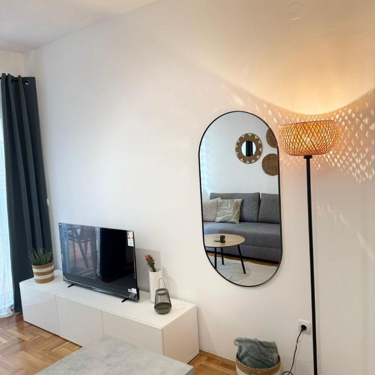 Bright and Modern Studio with Balcony - Studio Apartman - 13