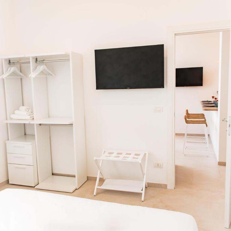 Acquamarina Suites by MONHOLIDAY - Camera King con Vista Mare - 4