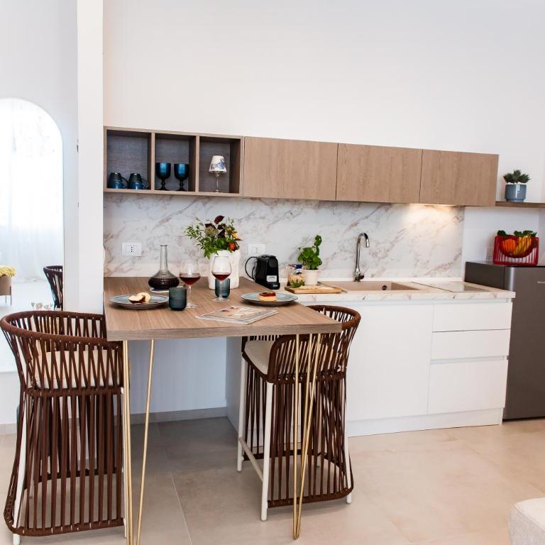 Acquamarina Suites by MONHOLIDAY - Camera Queen con Vista Mare - 3