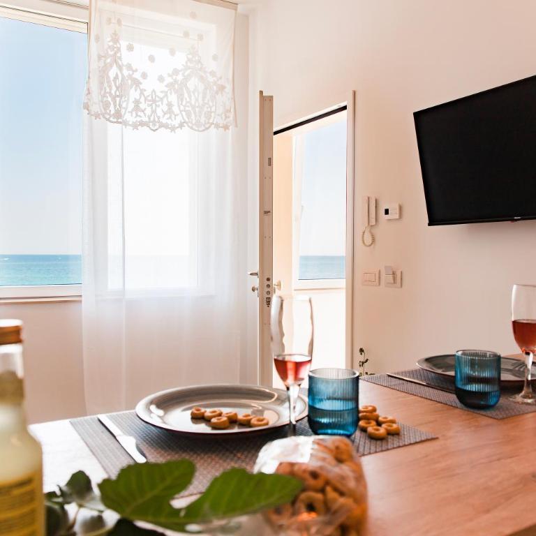 Acquamarina Suites by MONHOLIDAY - Camera King con Vista Mare - 1